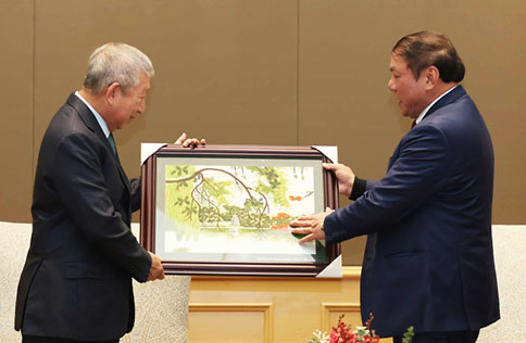 Bộ trưởng Nguyễn văn Hùng tặng quà cho Phó Chủ tịch IOC